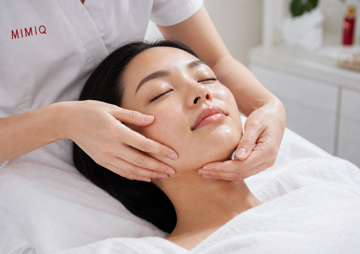 MIMIQ therapist performing a treatment related to facial detox Bangkok
