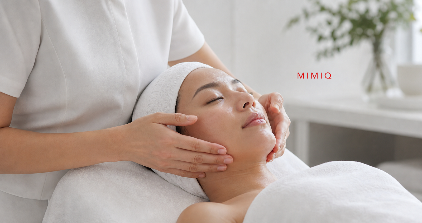 MIMIQ therapist performing a treatment related to masseter release face workout Bangkok