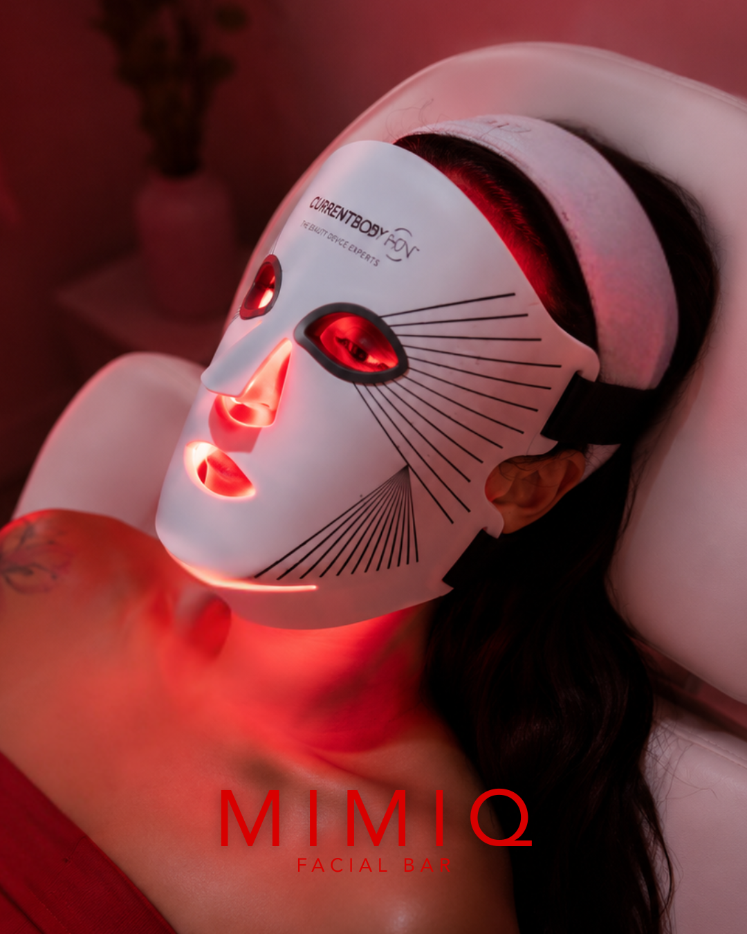 عميلة ترتدي قناع CURRENTBODY للضوء الأحمر أثناء جلسة وجه في MIMIQ بانكوك