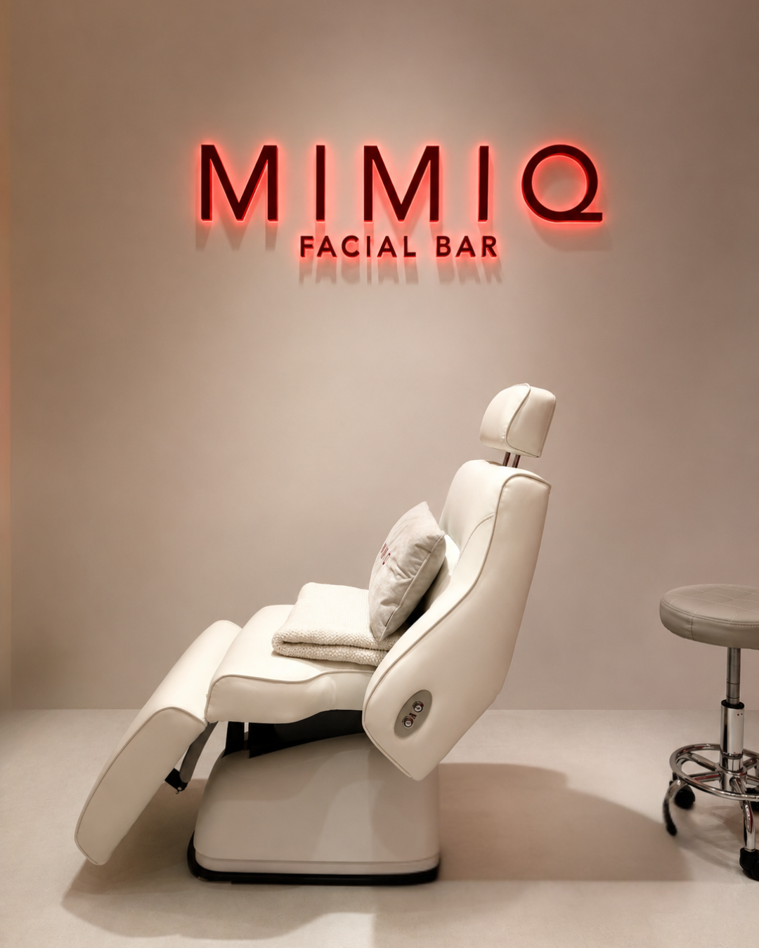 كرسي جلسات MIMIQ أسفل لافتة Facial Bar
